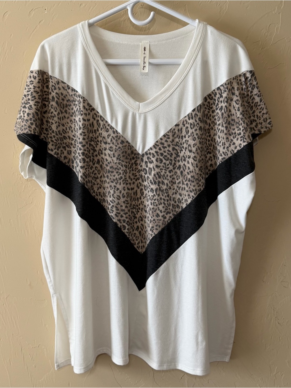 Vanilla Bay White Leopard Chevron V-Neck Short Sleeve Top